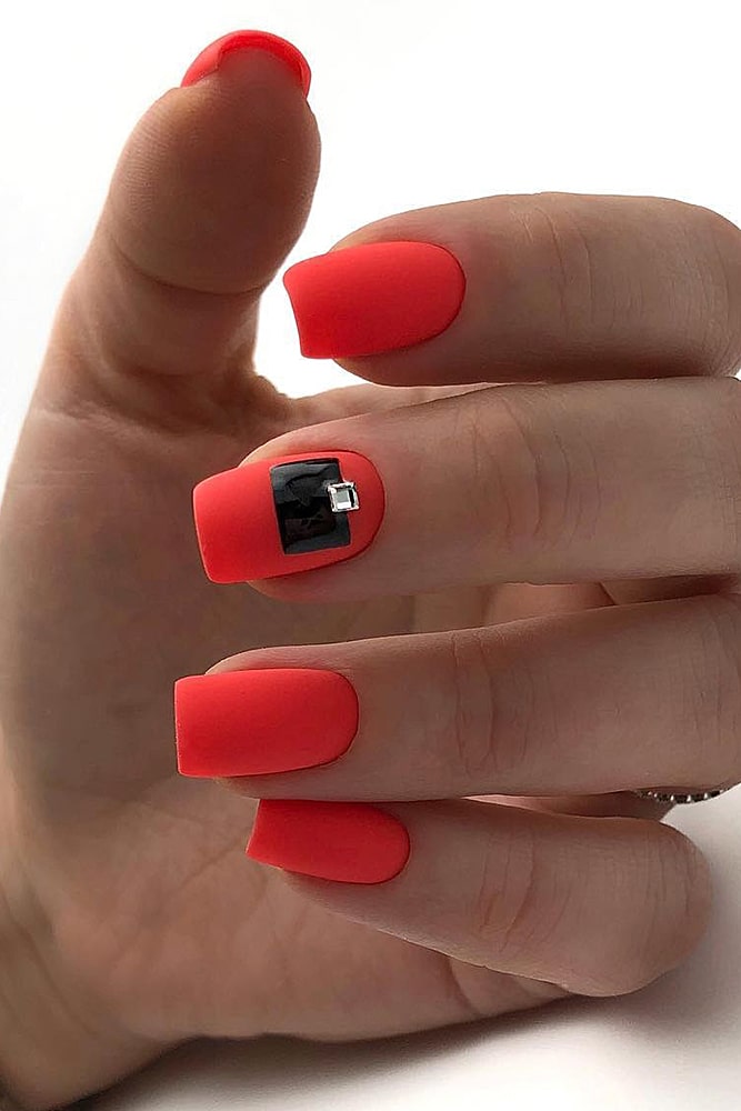 матовый маникюр алый