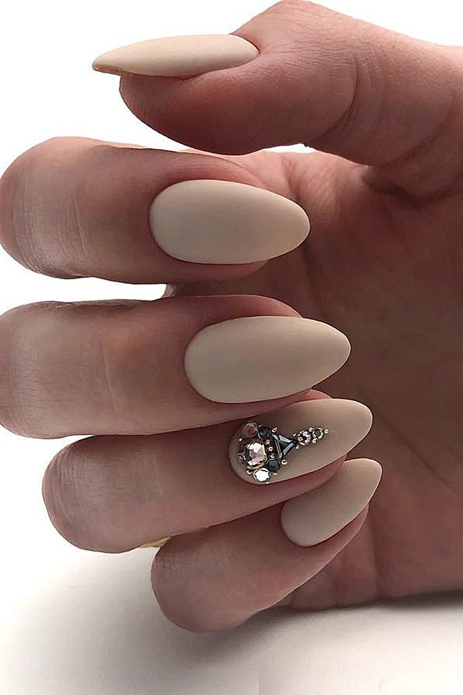 матовый маникюр беж стразы