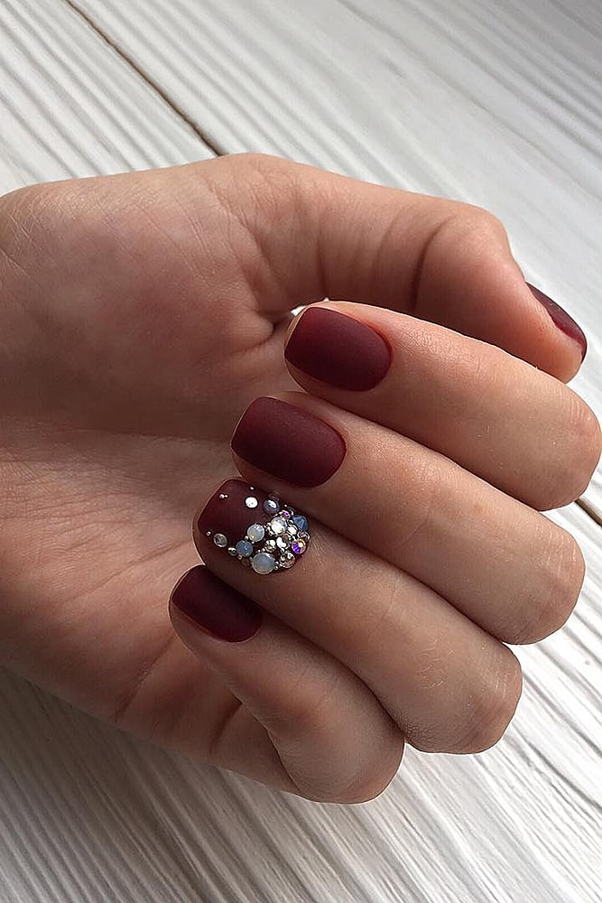 матовый маникюр бордо стразы