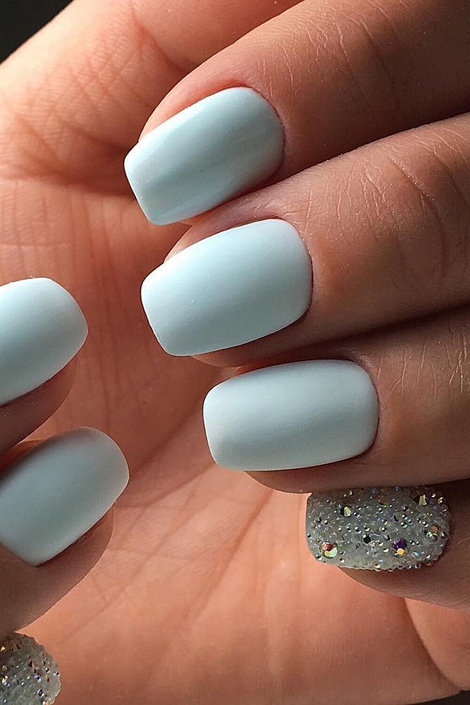 матовый маникюр голубой