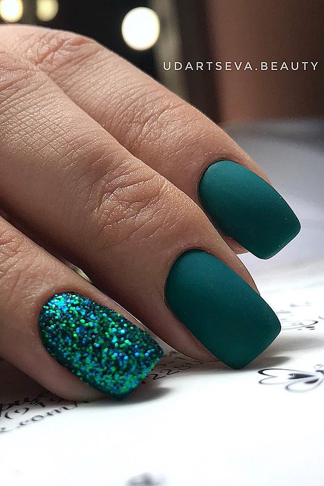 матовый маникюр изумруд