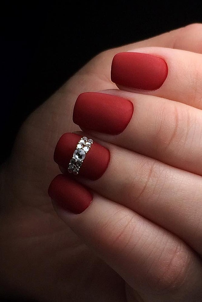 матовый маникюр красный