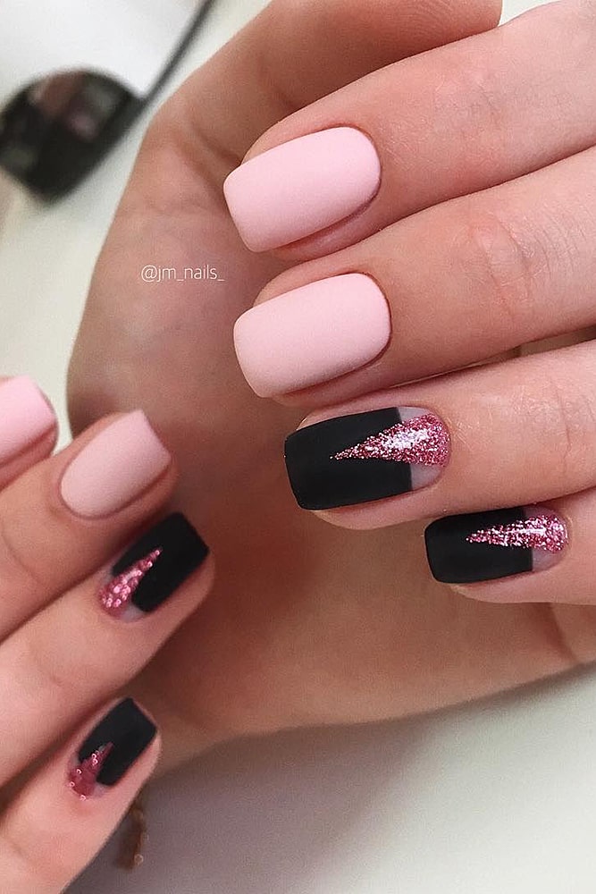 матовый маникюр розовый фольга черный