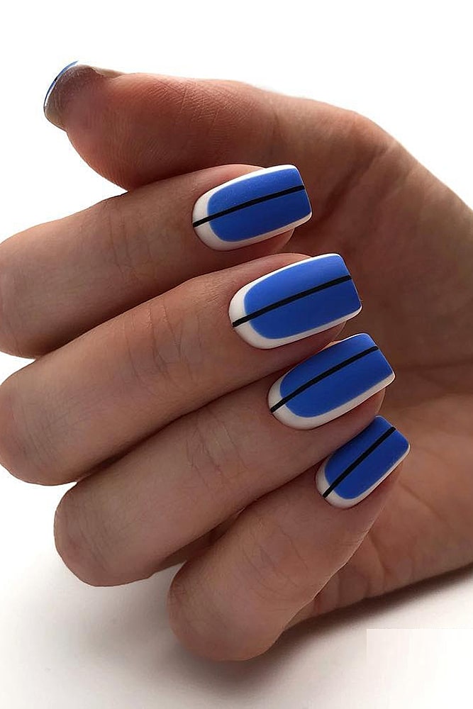 матовый маникюр синий полоса