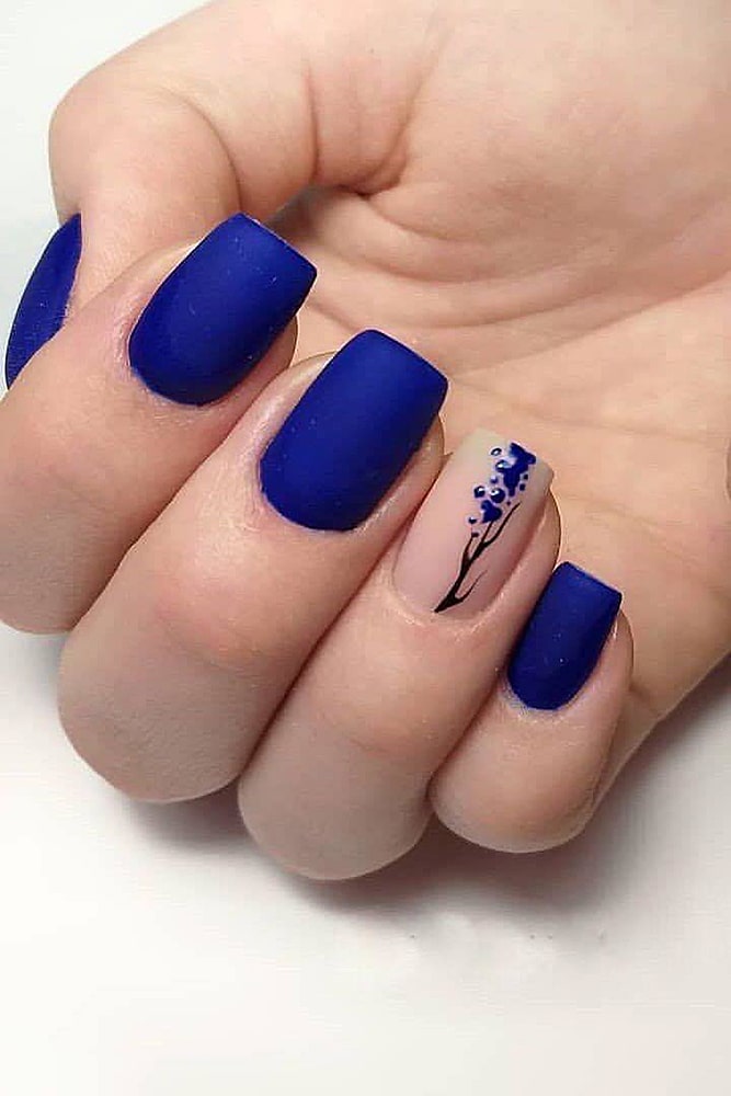 матовый маникюр синий цветок