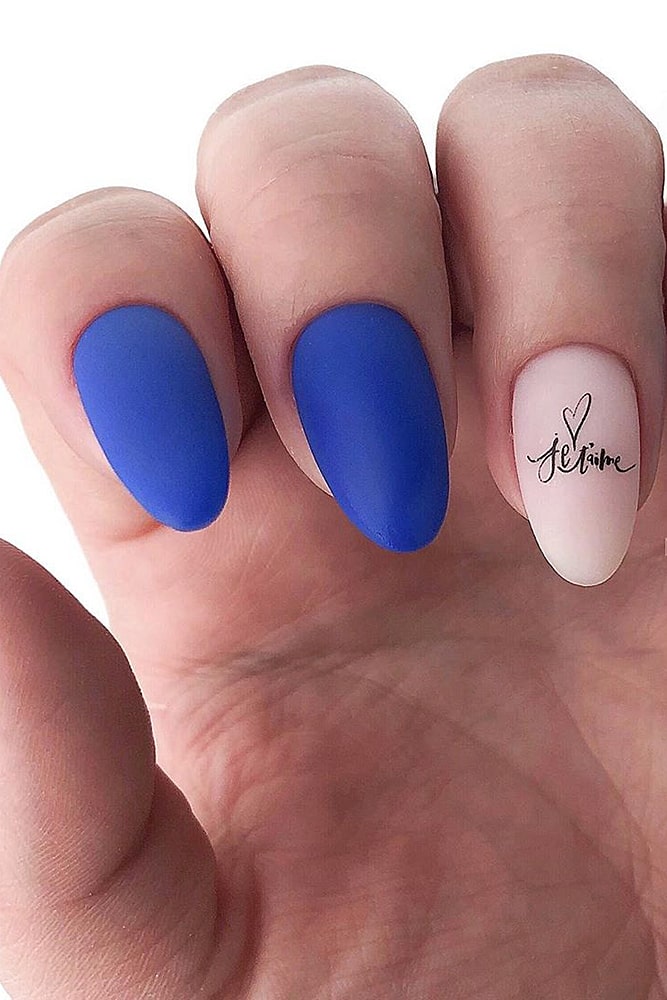 матовый маникюр синий