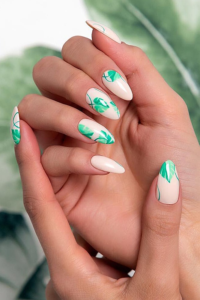 модный маникюр листики