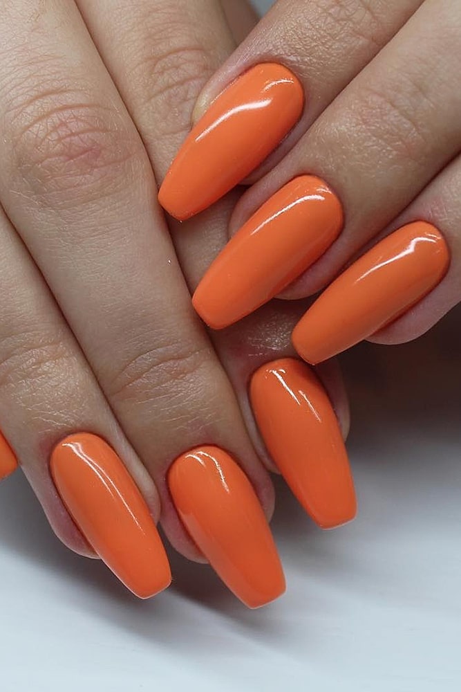 модный маникюр оранжевый