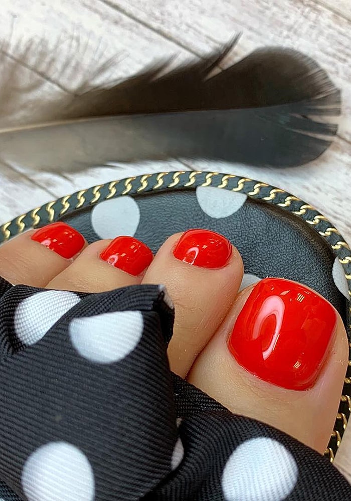 модный педикюр алый горохи
