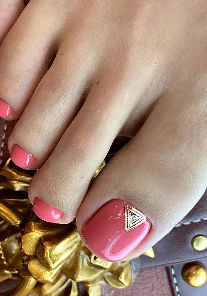 модный педикюр алый треугольник