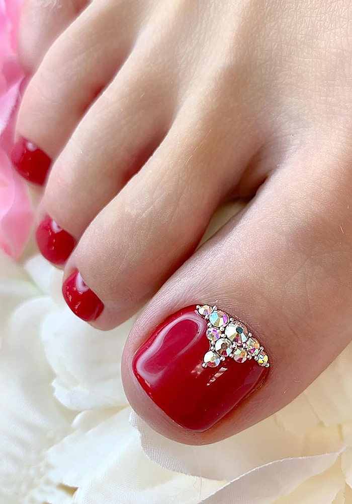 модный педикюр алый