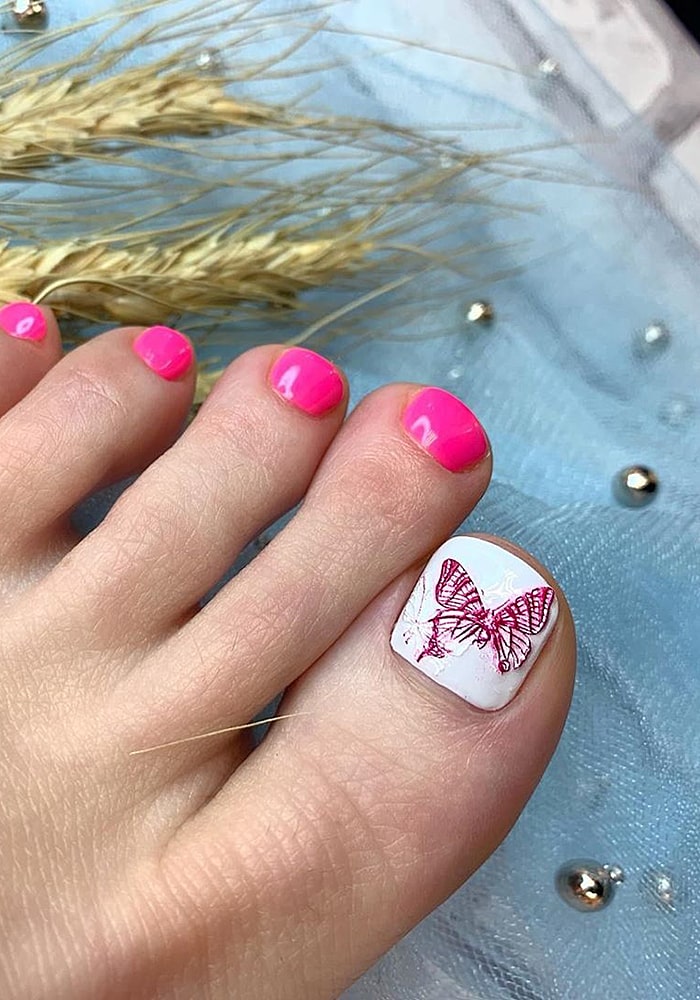 модный педикюр бабочка на белом