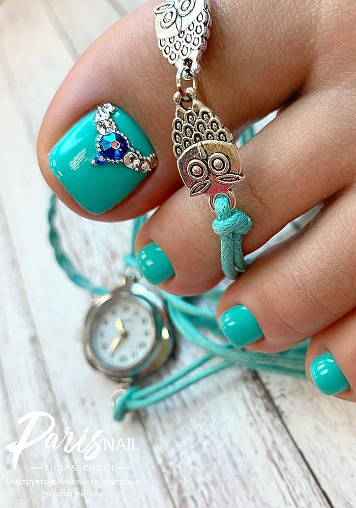 модный педикюр бирюза