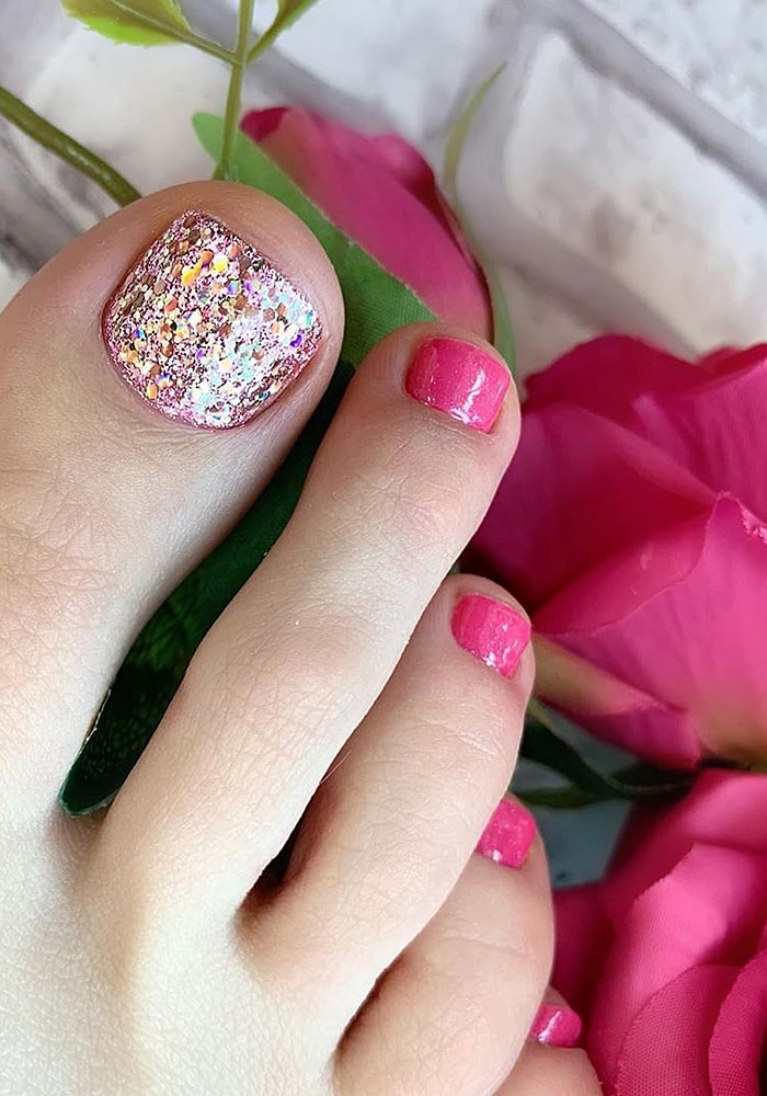 модный педикюр блестки