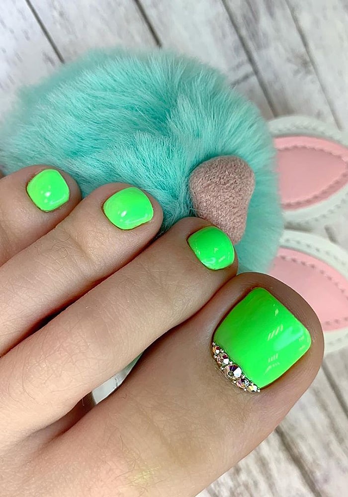 модный педикюр зеленый