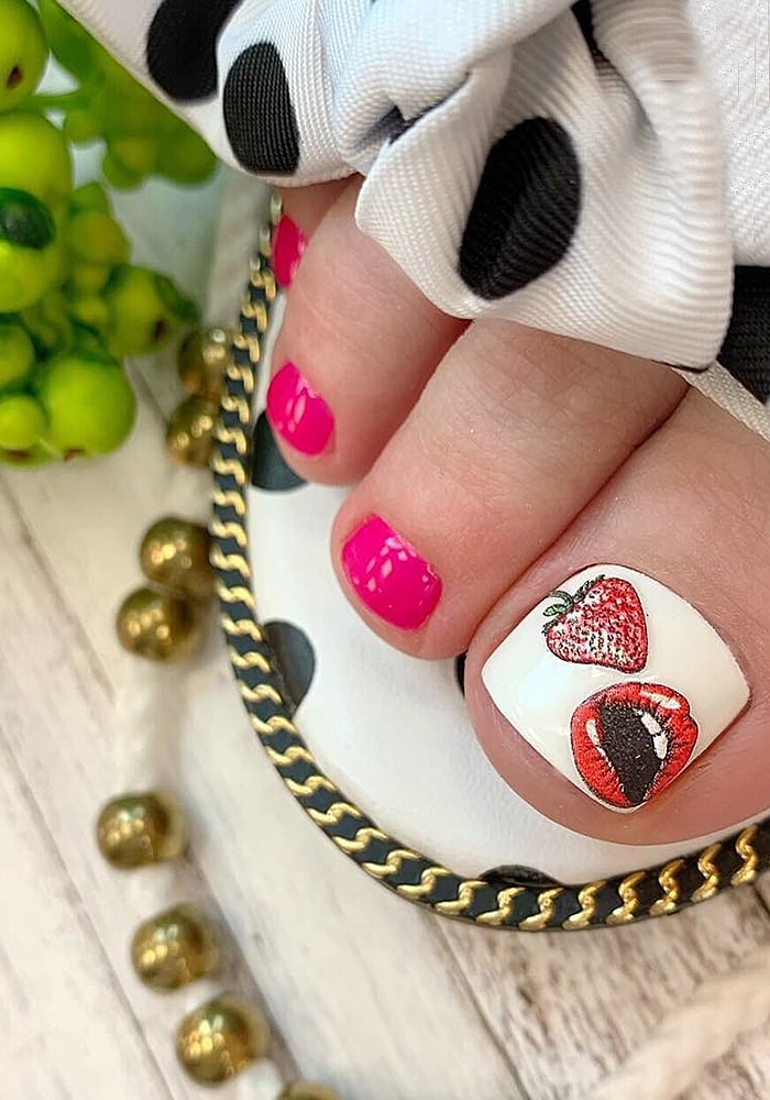 модный педикюр клубника