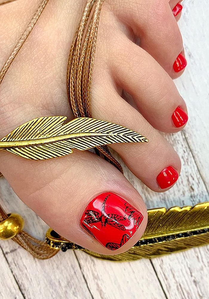 модный педикюр красный