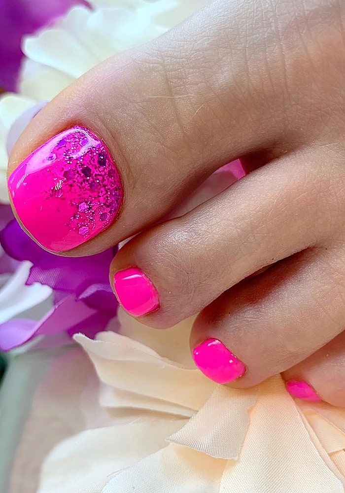 модный педикюр малиновый