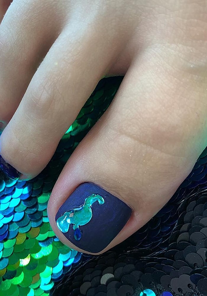 модный педикюр матовый