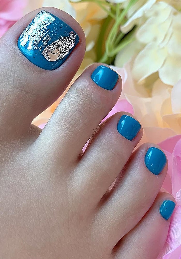 модный педикюр морская волна