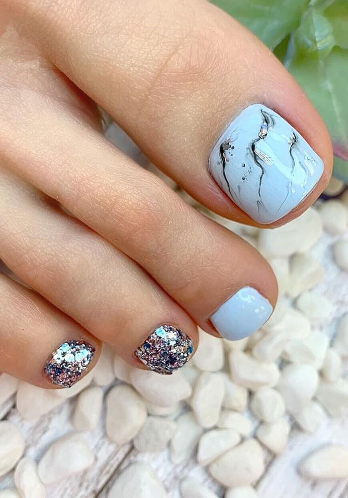 модный педикюр нежно голубой