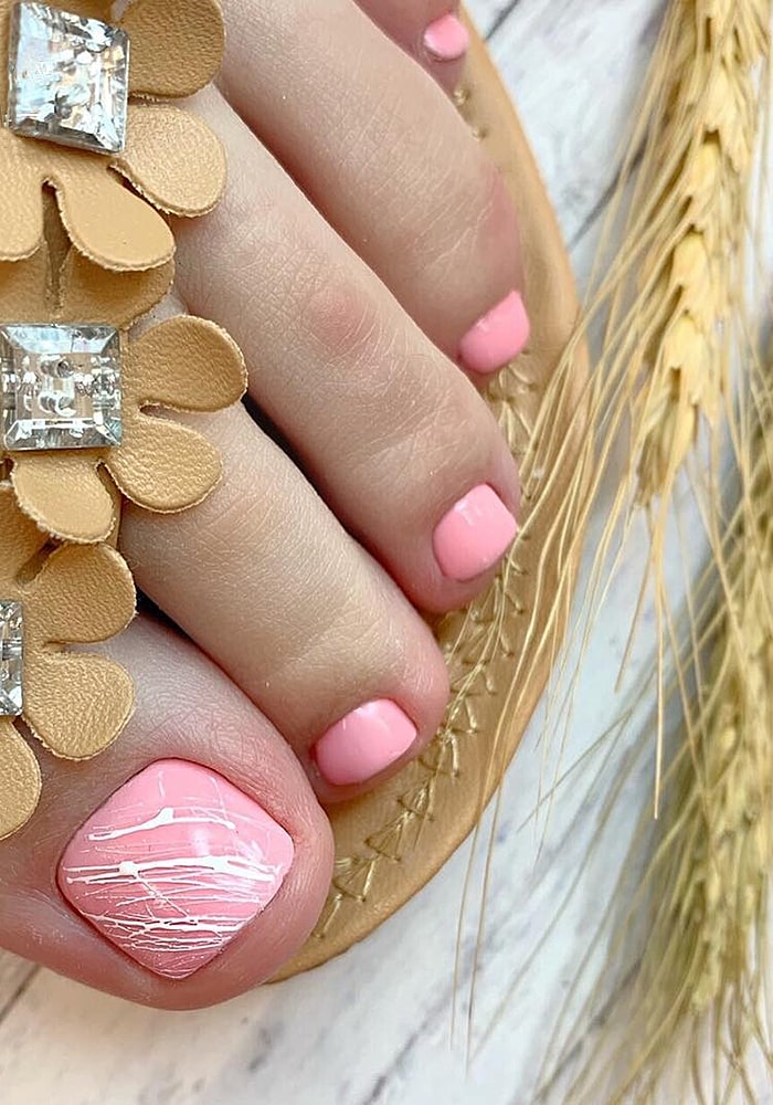 модный педикюр нежный