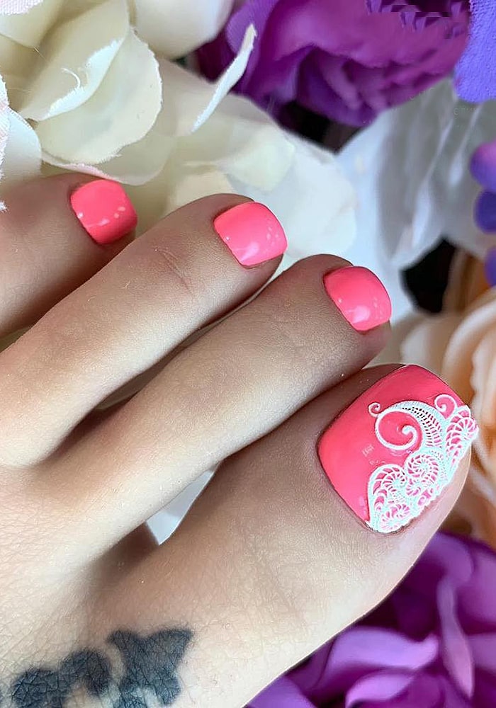 модный педикюр розовый орнамент