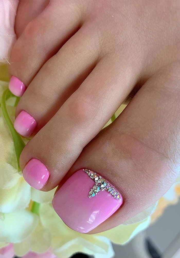 модный педикюр розовый