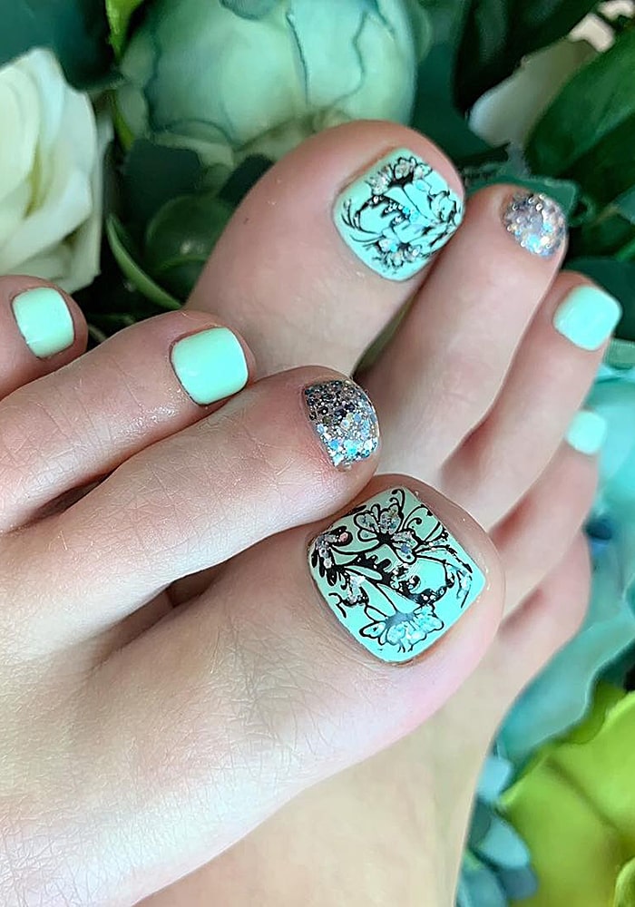 модный педикюр салат