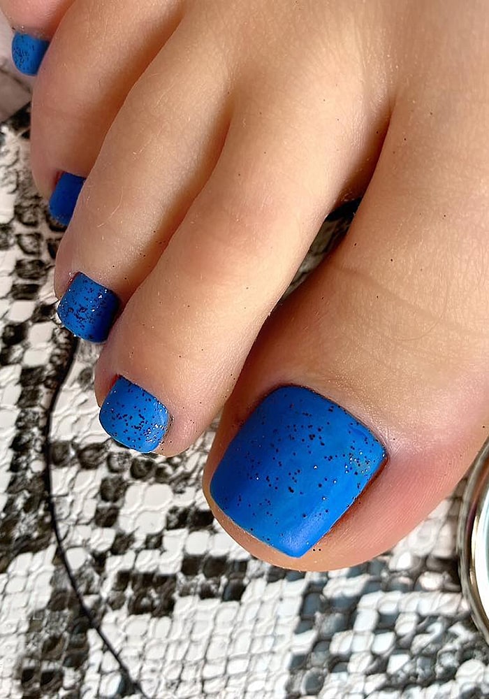 модный педикюр синий матовый nail.lika