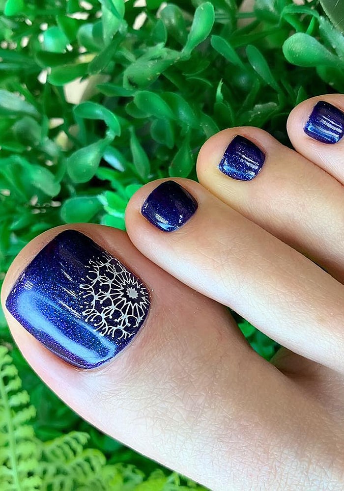 модный педикюр синий