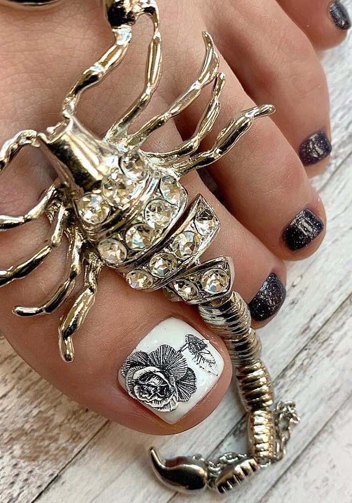 модный педикюр скорпион