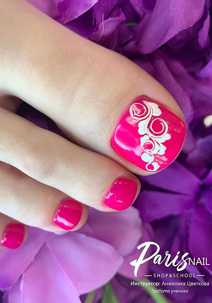 модный педикюр узор