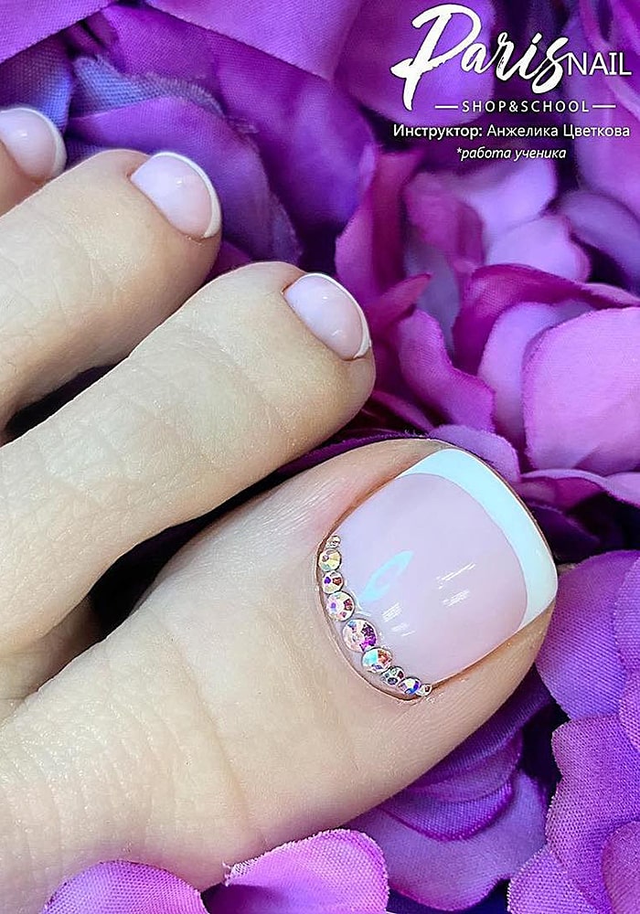 модный педикюр френч