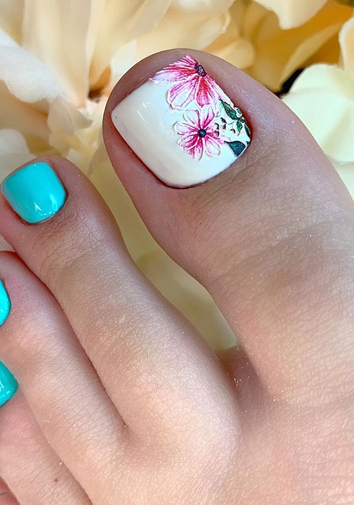 модный педикюр цветы