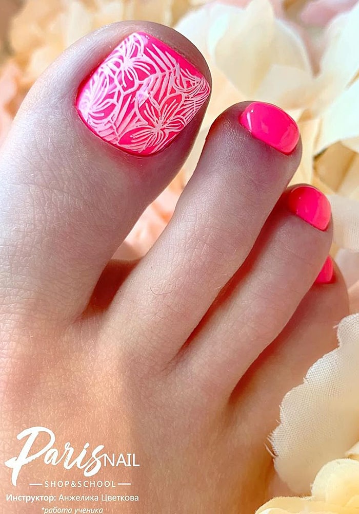 модный педикюр цикломен