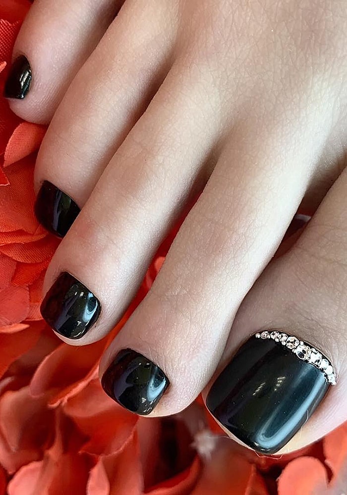 модный педикюр черный