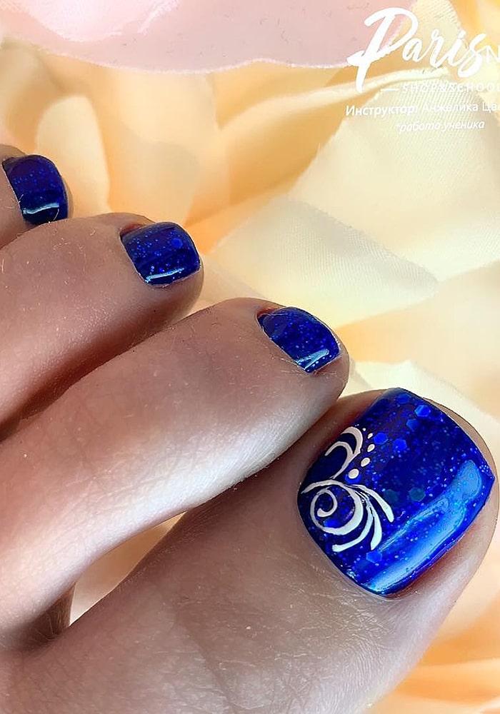 модный педикюр электрик