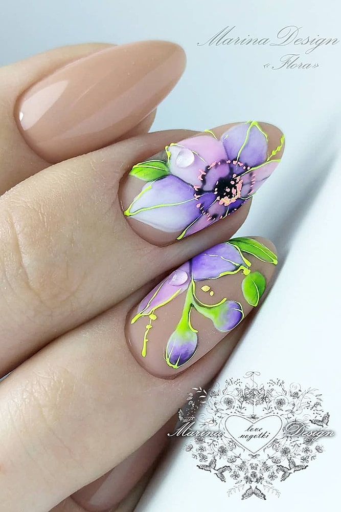 красивый маникюр цветок