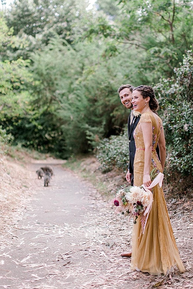 еноты свадебная фотосессия пара молодоженов в парке