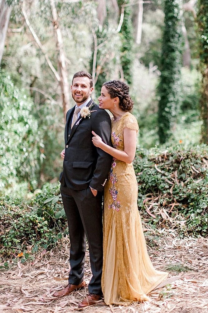 еноты свадебная фотосессия пара молодоженов в парке