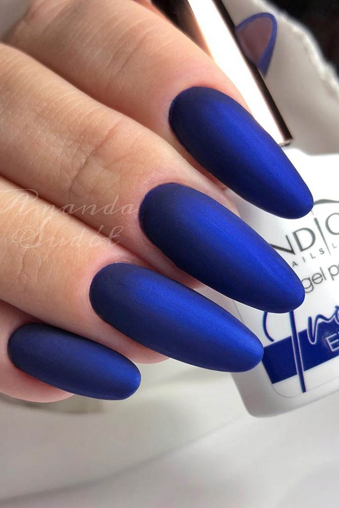 матовый маникюр синий
