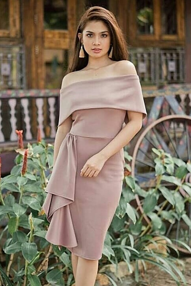 коктейльные платья нюд волан