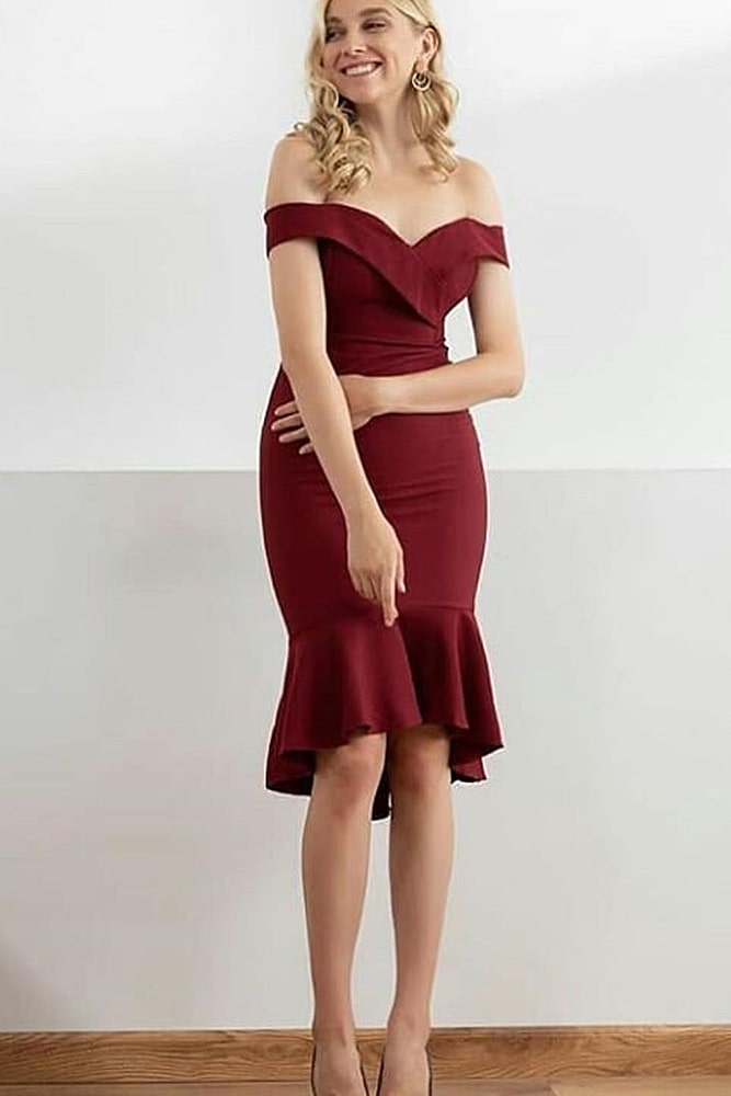 коктейльные платья бордо открытые плечи