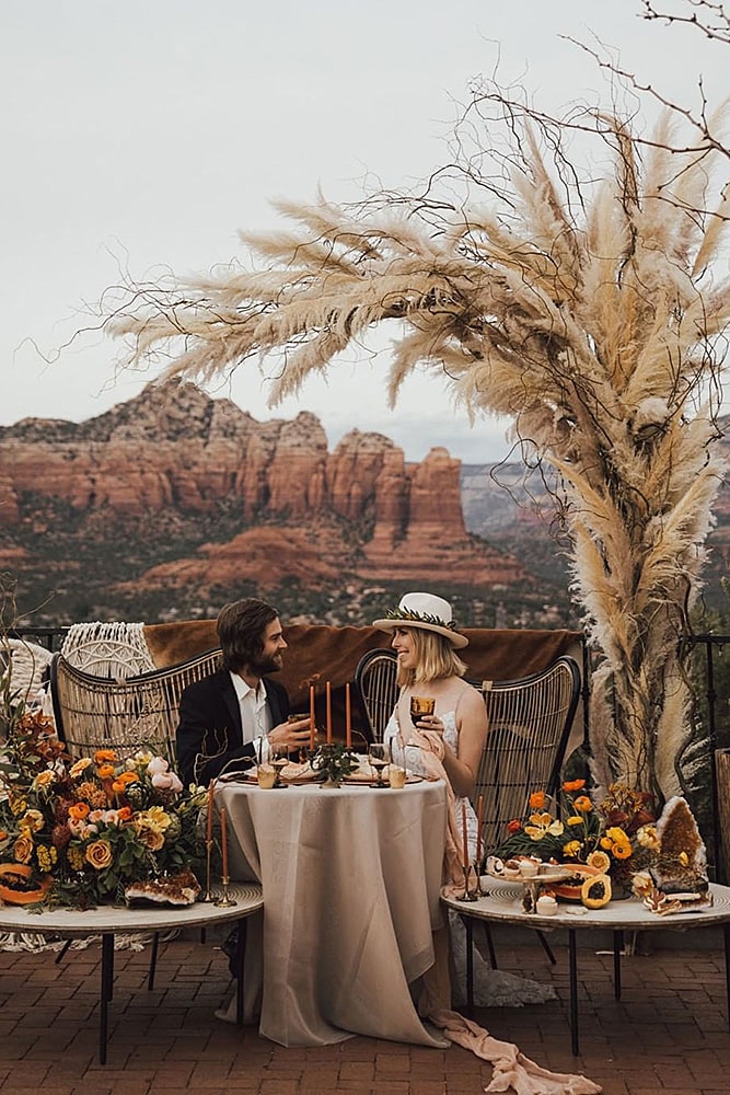 декор свадьбы молодожены за столом пампасная трава