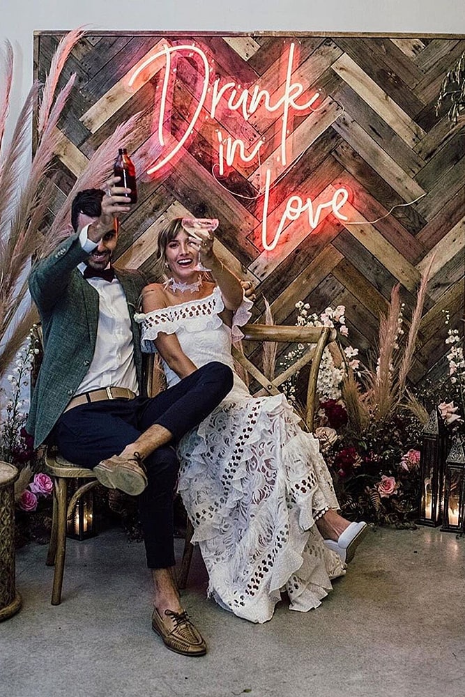 декор свадьбы молодожены неоновый знак декор