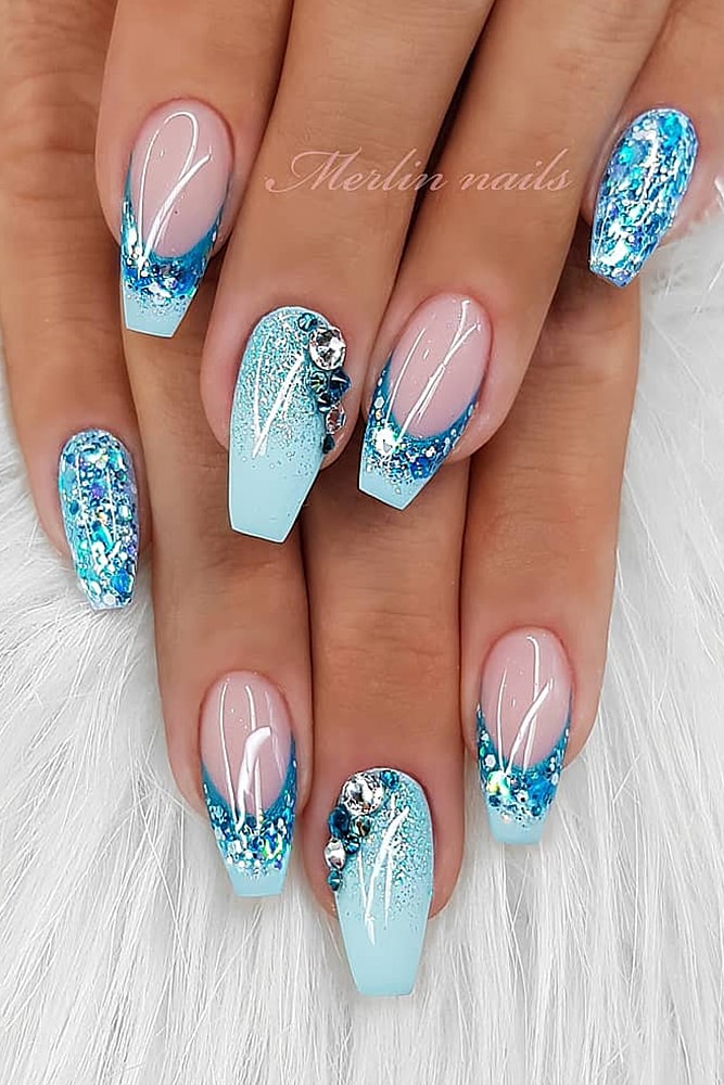 новогодний маникюр голубой