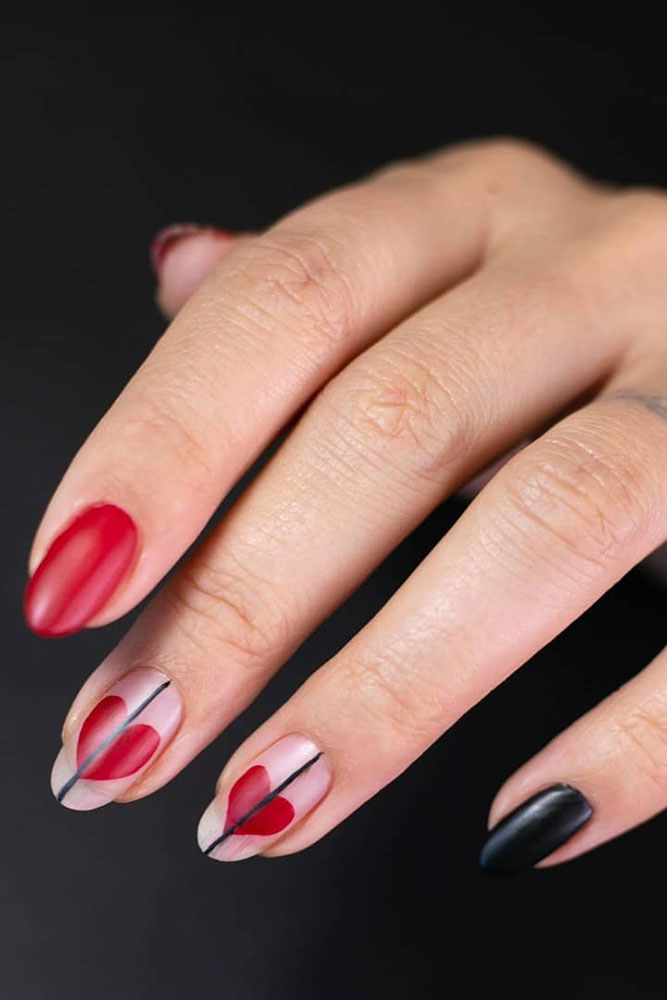 маникюр день святого валентина красные сердечки черные