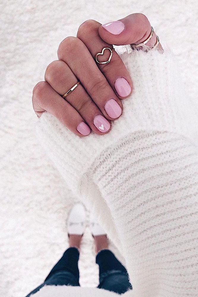 маникюр день святого валентина розовые короткие ногти сердечко