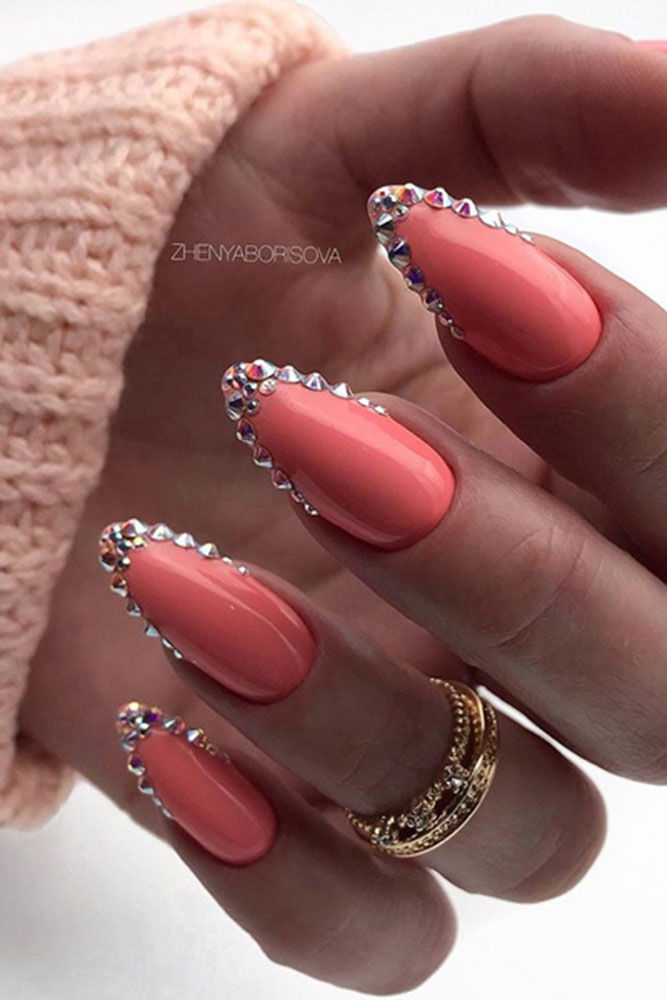 маникюр день святого валентина стразы контур